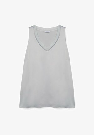 Top senza maniche grigio chiaro con scollatura a V e texture liscia. Presenta dettagli di cucitura sottili lungo la scollatura e le aperture delle braccia.