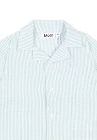Camisa de rayas azul claro y blanca con botones, cuello, pequeño logotipo de mano bordado y etiqueta de marca "Molo" dentro del escote.
