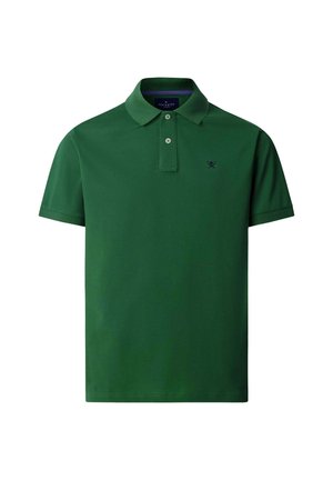 Ciemnozielona koszulka polo z krótkim rękawem, dwoma guzikami, kołnierzykiem i małym wyszywanym granatowym logo na lewej piersi.