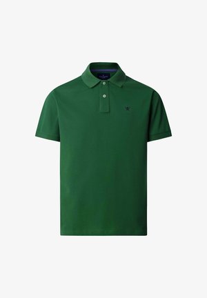 Dunkelgrünes Polohemd mit kurzen Ärmeln, zwei Knöpfen, einem Kragen und einem kleinen gestickten marineblauen Logo auf der linken Brust.