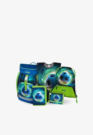 Set aus blauen und grünen Schulzubehör mit leuchtendem Fußballmotiv, einschließlich Rucksack, Weste, Turnbeutel, Federmäppchen und Geldbörse.