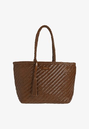 Sac cabas en cuir tressé marron avec des anses torsadées et un ornement en pompon, affichant une petite étiquette de marque rectangulaire à l'avant.