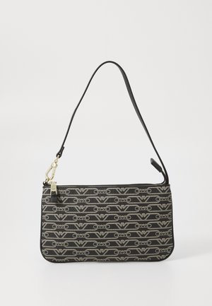 Bolso negro de hombro con un patrón de logotipos repetidos en gris. Cuenta con un cierre de cremallera y una correa delgada con elementos en tono dorado.