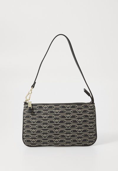 Borsa a spalla nera con un motivo logo ripetuto in grigio. Presenta una chiusura con zip e una tracolla sottile con dettagli in metallo dorato.