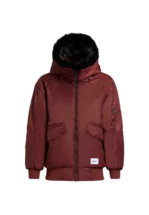 Giacca puffer bordeaux con cappuccio rifinito in pelliccia artificiale, chiusura frontale con zip, due grandi tasche e polsini a coste all'orlo e alle maniche.
