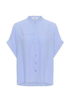 Világoskék rövid ujjú, gombos blúz mandarin gallérral és felhajtott ujjú mandzsettákkal, fehér háttéren bemutatva.