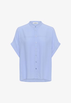 Hele sinine, lühikeste varrukatega, nööpidega pluus mandariinkaelusega ja kokkuäpardatud varrukaäärtega, valgel taustal.