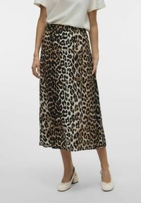 Falda midi de estampado de leopardo en tejido suave con cinturilla elástica, que presenta tonos de marrón y negro sobre un fondo crema.