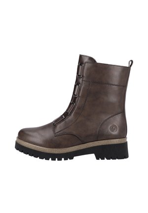 Brauner Lederstiefel bis zur Mitte der Wade mit schwarzer, klobiger Sohle, Zugschlaufe hinten und Metallösen für die Schnürung, Seitenansicht.