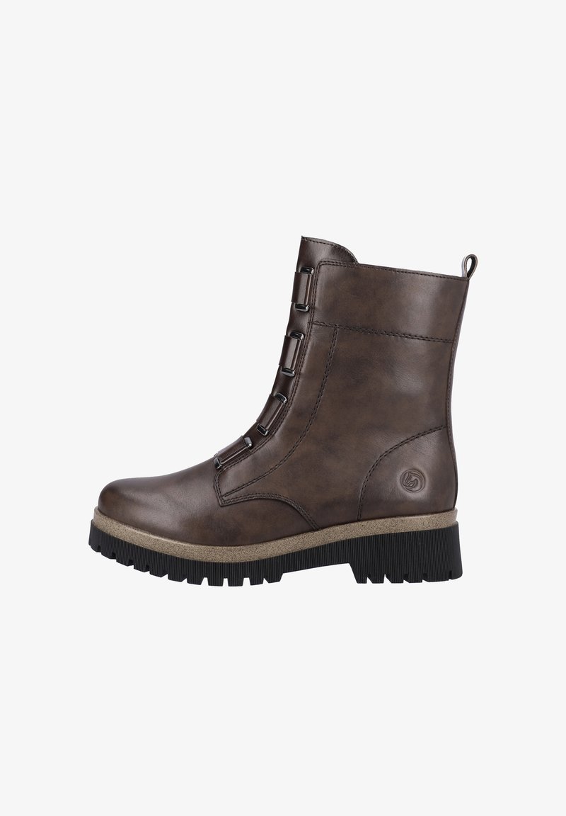 Botte en cuir brun mi-mollet avec semelle noire épaisse, boucle à l’arrière et œillets métalliques pour le laçage, vue latérale.