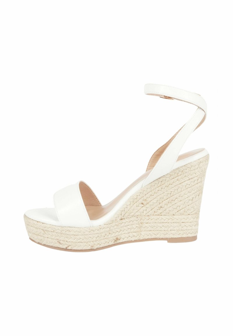 Sandali wedge bianchi con tomaia in materiale sintetico, cinturino alla caviglia e una piattaforma avvolta in juta con una finitura testurizzata.