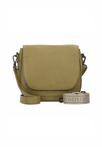 Borsa a tracolla verde in pelle con chiusura a pattina, tracolla regolabile e dettaglio del marchio sulla tracolla. Forma rettangolare compatta.