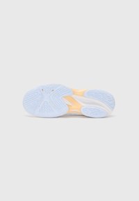 Sål af en sneaker med en tekstureret gummioverflade i lyseblå og orange nuancer, med et strømlinet design og et særpræget dækmønster.