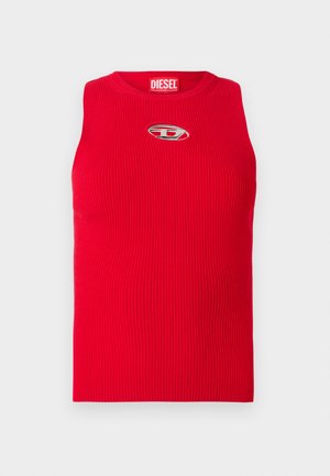 Punainen raidoitettu hihaton toppi, jossa on pyöreä pääntie ja pieni soikea metallilogoleikkaus kaulan alapuolella.