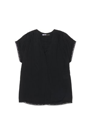 Blusa negra con escote en V, mangas cortas y adornos de encaje en los dobladillos. Tejido suave con una forma relajada y una textura lisa.