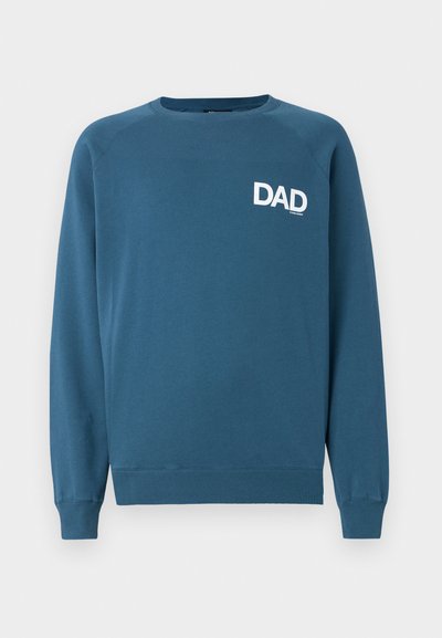 Modrá mikina vyrobená z bavlny s kulatým výstřihem a žebrovanými manžetami. Na hrudi je bílý nápis "DAD". Jednoduchý design v jedné barvě.