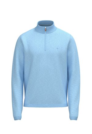 Jasnoniebieski sweter z długim rękawem, z prążkowanym, półgolfem i mankietami, z suwakiem na ćwierć długości i skórzaną zawieszką, z małym haftowanym logo na lewej piersi.