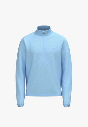 Jasnoniebieski sweter z długim rękawem, z prążkowanym, półgolfem i mankietami, z suwakiem na ćwierć długości i skórzaną zawieszką, z małym haftowanym logo na lewej piersi.