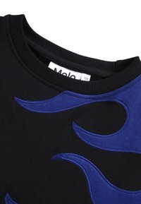 Svart sweatshirt med blå lågformad brodyr på framsidan, ribbad halsringning och etikett synlig på insidan av kragen.