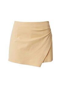 Beige wikkelrok van lichtgewicht stof, met een gedrapeerd zijdetail en een zoom die aan één kant omhoog loopt. Gladde textuur.