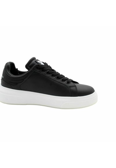 Sneaker in pelle nera con finitura liscia, suola in gomma bianca, punta tonda e design con lacci. Caratterizzato da logo sulla linguetta e sul lato.