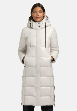 Manteau long en duvet gris clair avec capuche, présentant un matelassage vertical, des poches latérales et des cordons de serrage noirs pour ajustement.