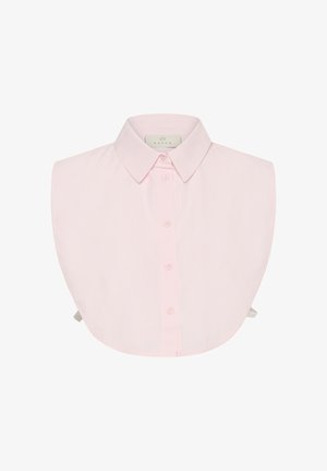 Collo di camicia staccabile di un pallido rosa, con un design classico a bottoni, dotato di colletto e senza maniche, realizzato in un tessuto liscio.