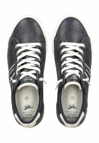 Námořnické kožené tenisky s bílými tkaničkami a gumovou podrážkou. Mají strukturovaný svršek a branding na boku. Uvnitř je viditelná etiketa s velikostí 42.