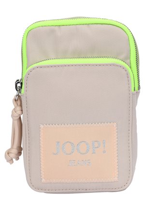 Mała beżowa tkaninowa saszetka z neonowo zielonymi kieszonkami na zamek, suwakiem z węzłem oraz beżową naszywką z napisem "JOOP! JEANS" na przedzie.