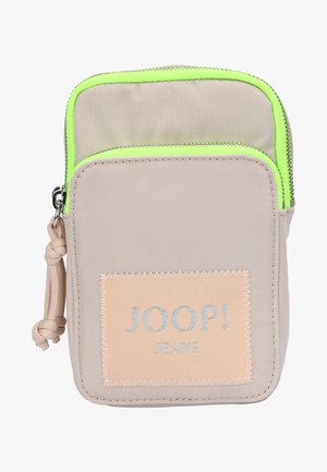 Petite pochette en tissu beige avec des poches zippées vert fluo, un onglet de tirage noué et une étiquette beige portant la mention "JOOP! JEANS" sur le devant.