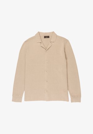 Camisa beige de manga larga con botones, con cuello con muesca y puños acanalados, hecha de tela texturizada.