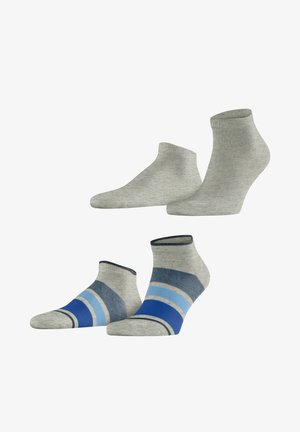 Due paia di calzini alla caviglia, uno grigio chiaro uniforme, l'altro grigio con strisce orizzontali blu e azzurre.