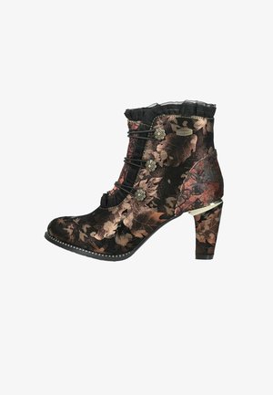 Knöchelhoher Damenstiefel mit Absatz, schwarzem und kupferfarbenem Blumenmuster, dekorativen Blumenknöpfen, schwarzem Rüschensaum und seitlichem Reißverschluss.