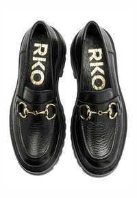 Czarne skórzane loafersy o pikowanej teksturze, z akcentem w postaci złotego łańcucha i wytrzymałą podeszwą. Na wkładce znajduje się nazwa marki "RIKO" w metaliczno-złotym kolorze.