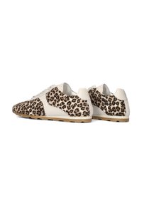 Leopardprint sneakers met witte leren accenten, textuur oppervlak en een rubberen zool. Vetersluiting ontwerp met een lage profiel en ronde neus.