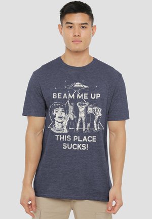 Marineblaues Baumwoll-T-Shirt mit einem weißen Grafikdruck eines Raumschiffs und Figuren sowie dem Text "BEAM ME UP THIS PLACE SUCKS!"