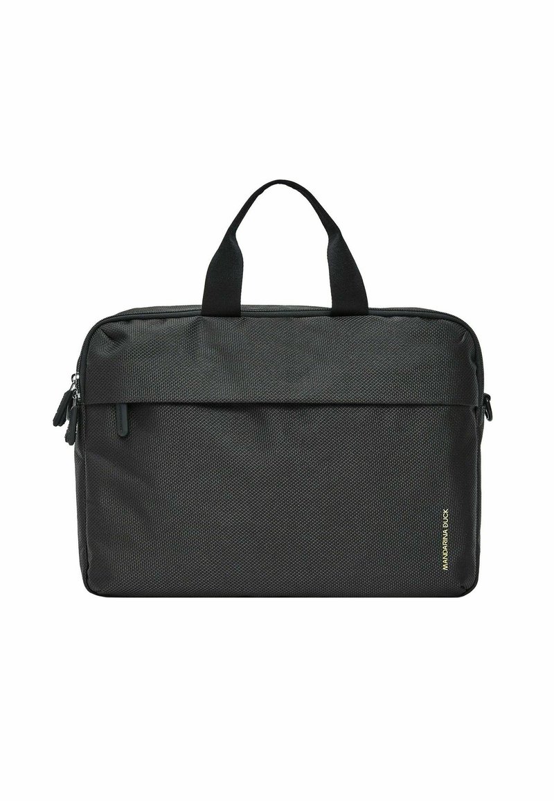 Zwarte laptop tas met textuur, voorzien van twee handvatten bovenaan, ritssluiting en subtiele branding. Rechthoekige vorm gemaakt van glad en duurzaam materiaal.
