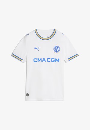 Maillot de football blanc à manches courtes avec bordures bleues et jaunes, logo Puma bleu, écusson du club de Marseille et sponsor CMA CGM sur le devant.