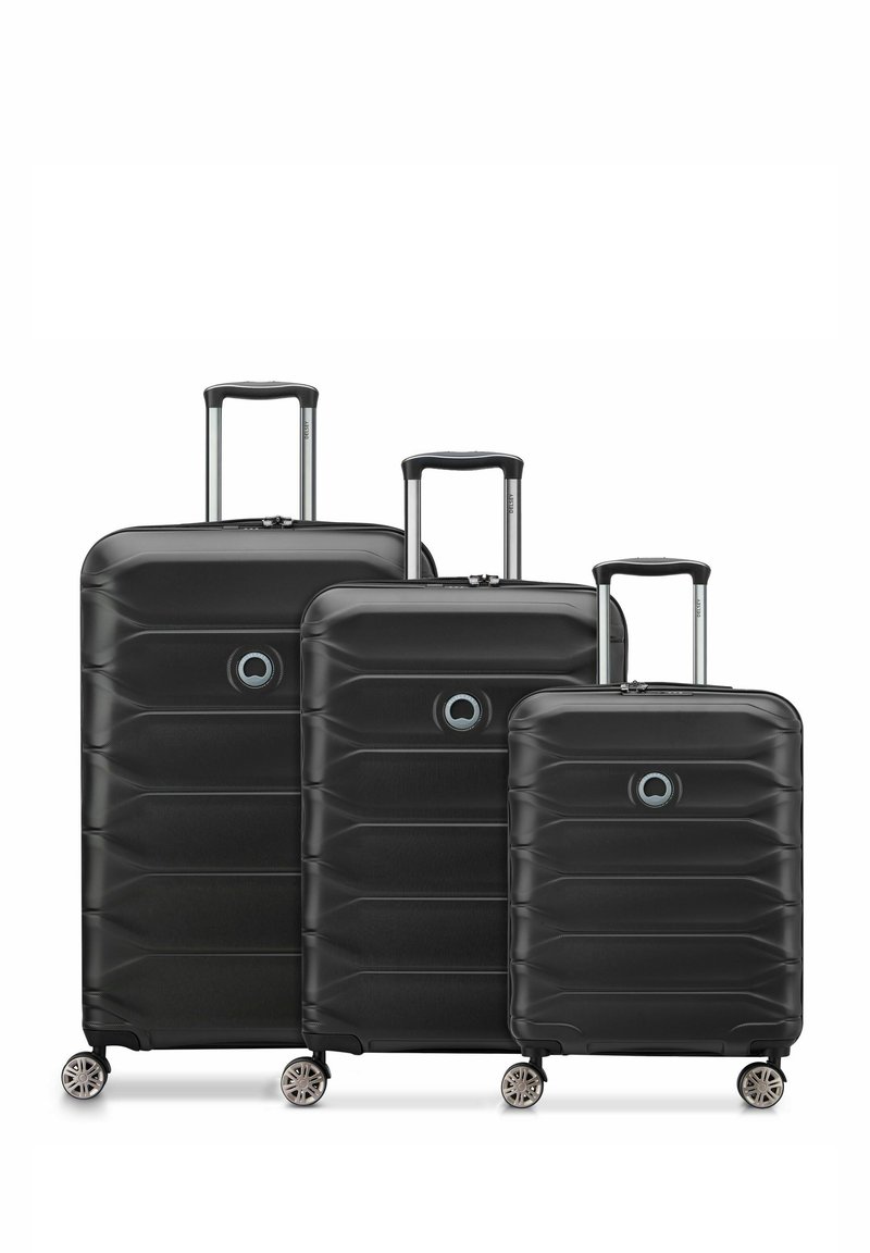 Set aus drei schwarzen Hartschalenkoffern mit strukturierten Oberflächen, ausgestattet mit ausziehbaren Griffen, drehbaren Rollen und einer runden Logo-Akzentuierung.