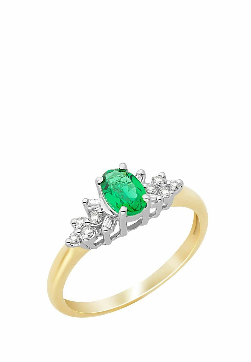 Anello d'oro con centro in gemma verde ovale, affiancato da ulteriori pietre trasparenti in una montatura tono argento con dettagli intricati.