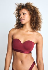 BOSS WIRELESS BEA - Push up -rintaliivit - medium red