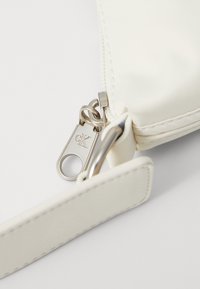 Calvin Klein Jeans SLEEK SHOULDERBAG - Kézitáska - tofu
