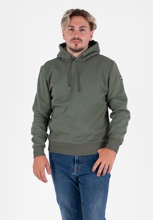 Felpa verde oliva con tasca a marsupio, coulisse regolabile, polsini a coste e orlo a coste. Indossata con jeans blu, con un'etichetta del logo sulla manica.