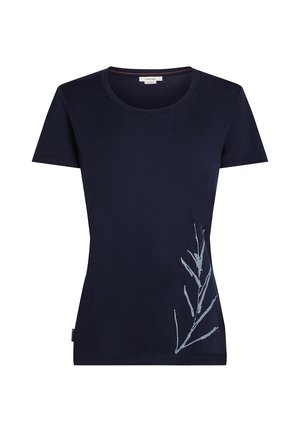 Navyblauwe katoenen t-shirt met korte mouwen, ronde halslijn en een lichtblauw plantdesign aan de onderkant aan de linkerkant. Soepele textuur.