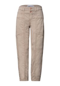 Pantalon beige décontracté avec taille à double bouton, poches avant, coutures détaillées et jambes légèrement fuselées.