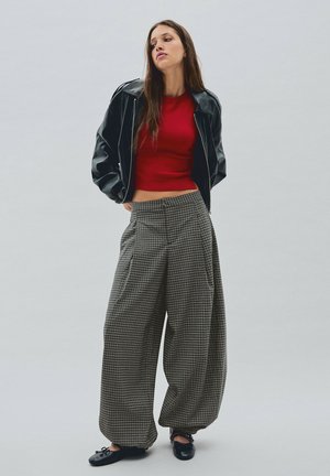 Bershka, BLOOMER TROUSERS - Pantalon classique - mottled dark grey