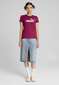 Puma ESSENTIALS LOGO RUNDHALS KURZARM - Camiseta estampada - magenta gleam