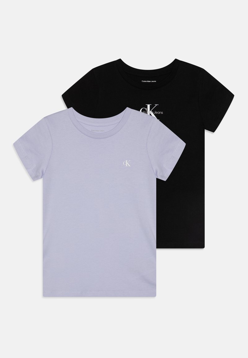 Kokvilnas T-krekli lavandas un melnā krāsā. Ar apaļu kakla izgriezumu un īsām piedurknēm. Uz katra krekla ir izdrukāta Calvin Klein logo.