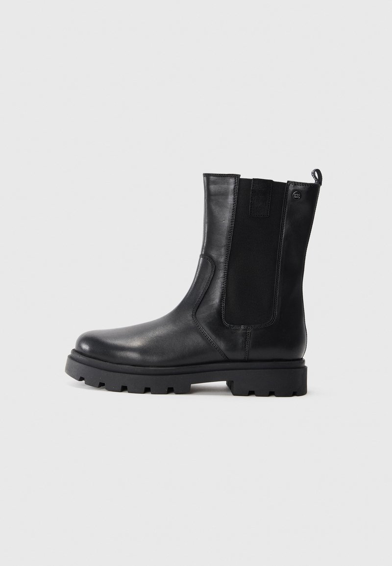 Bottines en cuir noir avec des panneaux élastiques sur les côtés, bout arrondi, semelle en caoutchouc épaisse et une languette à l'arrière pour un enfilage facile.