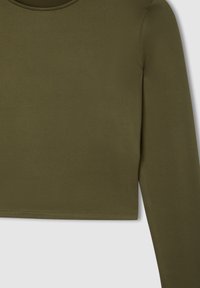 Oliwkowa bluzka crop top wykonana z gładkiego materiału, z długimi rękawami i okrągłym dekoltem, z starannie wykończonymi brzegami.